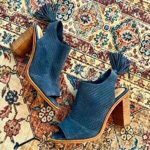 EUC Gianni Bini navy laser cut leather tassel open toe chunky heel, size 9